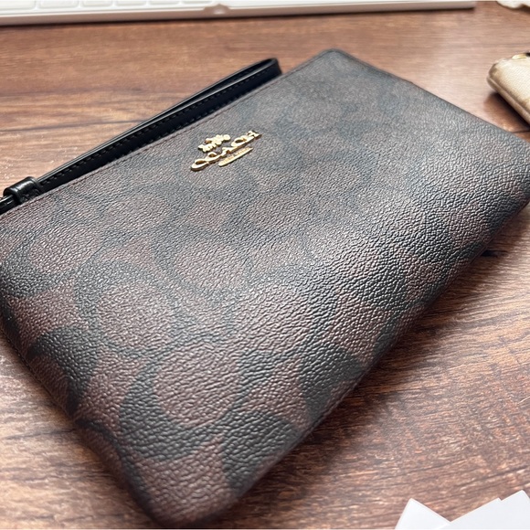NEW‼️ COACH Large Corner Zip Wristlet In Signature Canvas NEW WITH TAGS - Picture 5 of 16